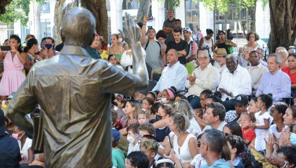 DavidAbdala16's tweet photo. Felicidades Eusebio, en el aniversario 80 de tu natalicio, el Palacio de los Capitanes Generales, fue el lugar escogido para el lanzamiento de "Hay que creer en Cuba", una compilación de entrevistas que te hiciera la periodista y directora de Comunicación de tu oficina.
#LealVive https://t.co/DHuU53CMpt