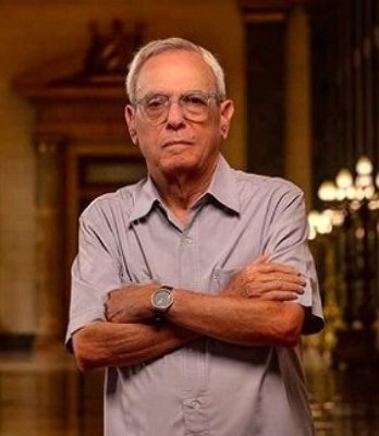 DavidAbdala16's tweet photo. Felicidades Eusebio, en el aniversario 80 de tu natalicio, el Palacio de los Capitanes Generales, fue el lugar escogido para el lanzamiento de "Hay que creer en Cuba", una compilación de entrevistas que te hiciera la periodista y directora de Comunicación de tu oficina.
#LealVive https://t.co/DHuU53CMpt
