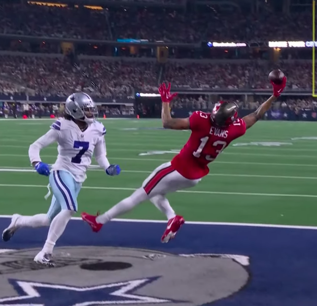 BleacherReport's tweet photo. TOUGH. 🔥 @MikeEvans13_ https://t.co/RBH2XGqMb2