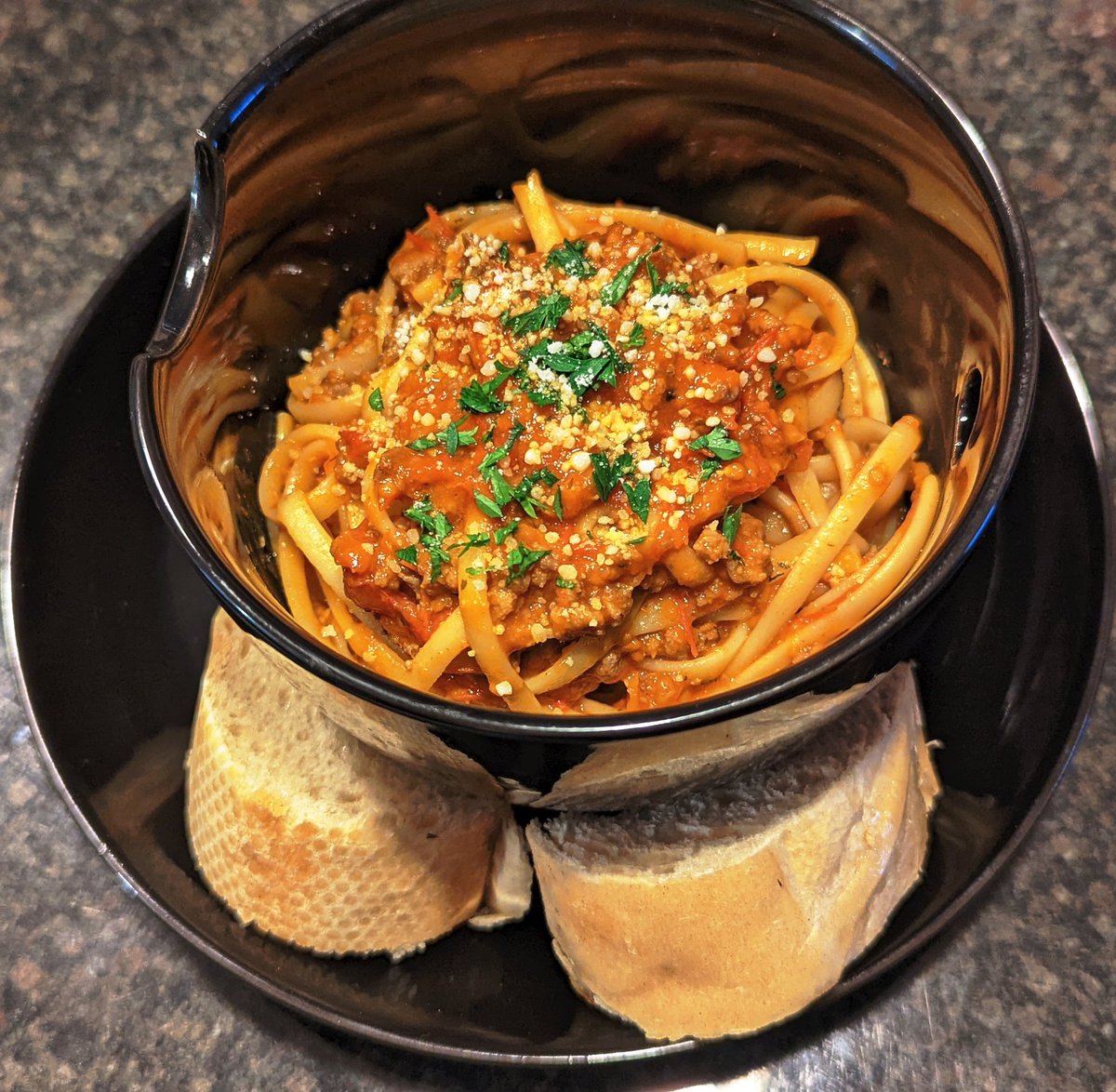 Justin_Nomura_'s tweet photo. Linguine w/a cherry🍅 ( fresh from the garden) skin on sauce pureed and reduced with ground sirloin and side garlic bread. #Cooking #Cookingguy #Foodie #cookathome https://t.co/WFJF0vyKCJ