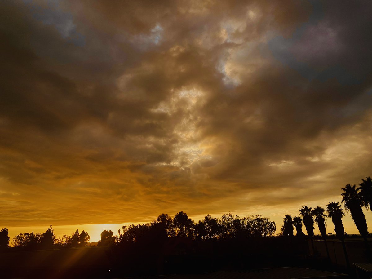 dariad719's tweet photo. Sunday evening sunset…special edition coming to an end🧡🤷🏻♀️
#byehumidity👋🏼 https://t.co/GuAVtchiJF
