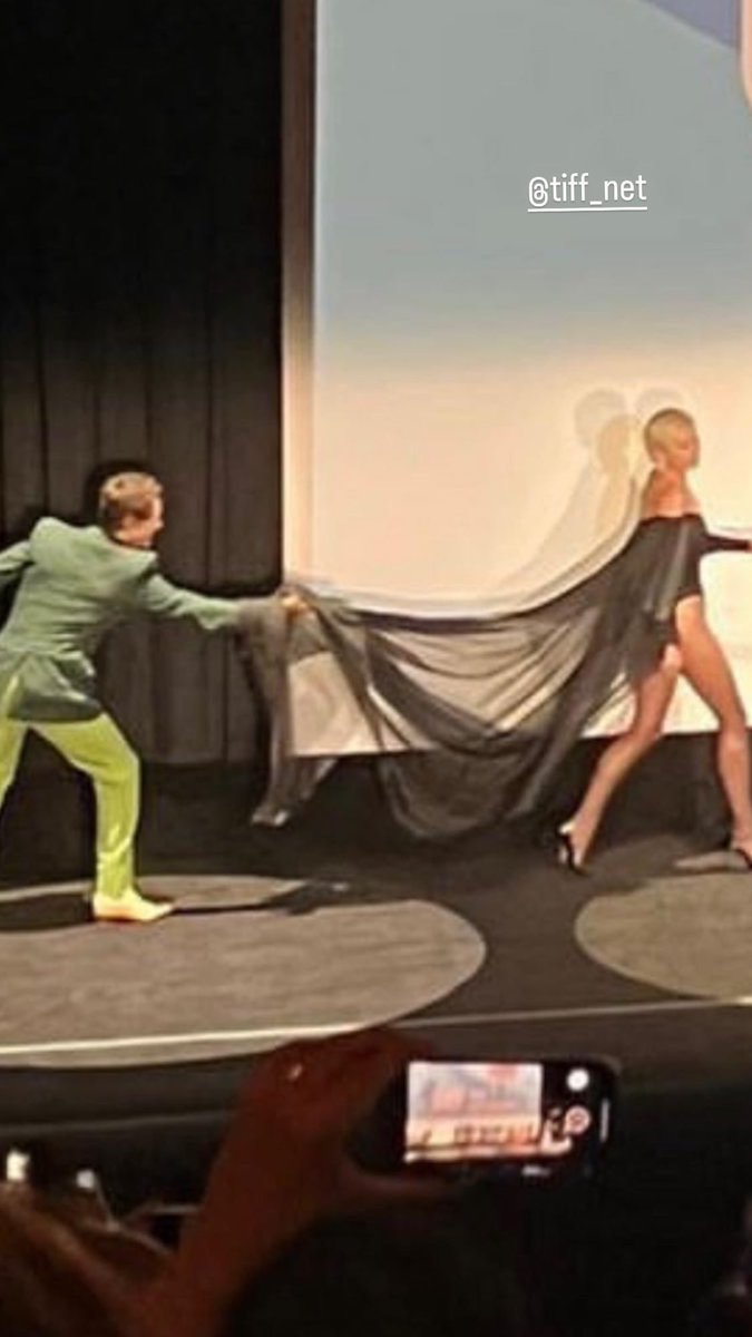 📲| Emma Corrin, Harry'yle olan bu fotoğrafı Instagram hikayesinde paylaştı!