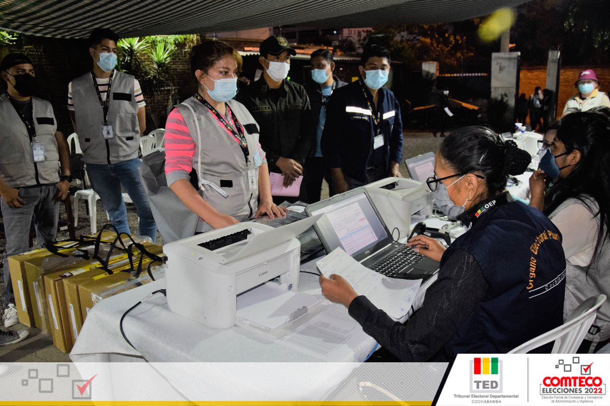 TEDCochabamba's tweet photo. Notarios electorales llegan hasta el Cómputo Departamental Logístico con los sobres A
#EleccionesCOMTECO2022 https://t.co/EJrhrchUf0