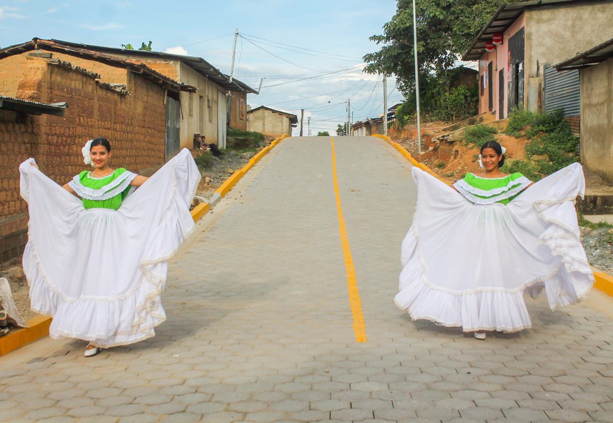 humbertoberrios's tweet photo. 🇳🇮 #Ocotal 

🛣Programa calles para el pueblo🛣 

Se inauguró en el Barrio Teodoro López el nuevo proyecto de 180 m  de adoquinado con un monto de inversión de un millón 542 mil 754 córdobas en beneficio de:

✅ 30 fam directas
✅ 46 mil hab. del municipio

#PatriaBenditayLibre https://t.co/EP1e5gk5R5