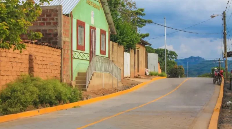 humbertoberrios's tweet photo. 🇳🇮 #Ocotal 

🛣Programa calles para el pueblo🛣 

Se inauguró en el Barrio Teodoro López el nuevo proyecto de 180 m  de adoquinado con un monto de inversión de un millón 542 mil 754 córdobas en beneficio de:

✅ 30 fam directas
✅ 46 mil hab. del municipio

#PatriaBenditayLibre https://t.co/EP1e5gk5R5