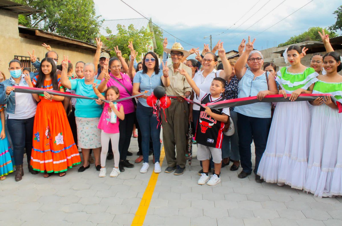 humbertoberrios's tweet photo. 🇳🇮 #Ocotal 

🛣Programa calles para el pueblo🛣 

Se inauguró en el Barrio Teodoro López el nuevo proyecto de 180 m  de adoquinado con un monto de inversión de un millón 542 mil 754 córdobas en beneficio de:

✅ 30 fam directas
✅ 46 mil hab. del municipio

#PatriaBenditayLibre https://t.co/EP1e5gk5R5