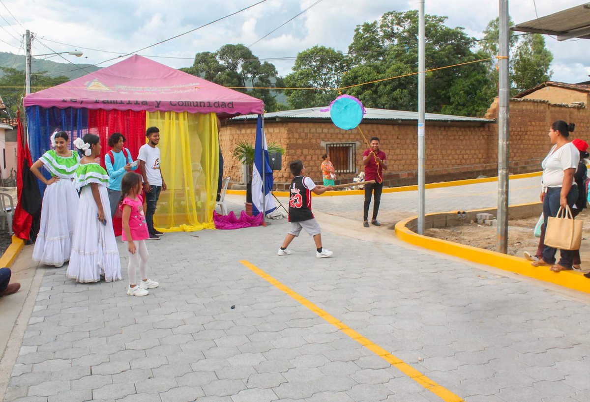 humbertoberrios's tweet photo. 🇳🇮 #Ocotal 

🛣Programa calles para el pueblo🛣 

Se inauguró en el Barrio Teodoro López el nuevo proyecto de 180 m  de adoquinado con un monto de inversión de un millón 542 mil 754 córdobas en beneficio de:

✅ 30 fam directas
✅ 46 mil hab. del municipio

#PatriaBenditayLibre https://t.co/EP1e5gk5R5