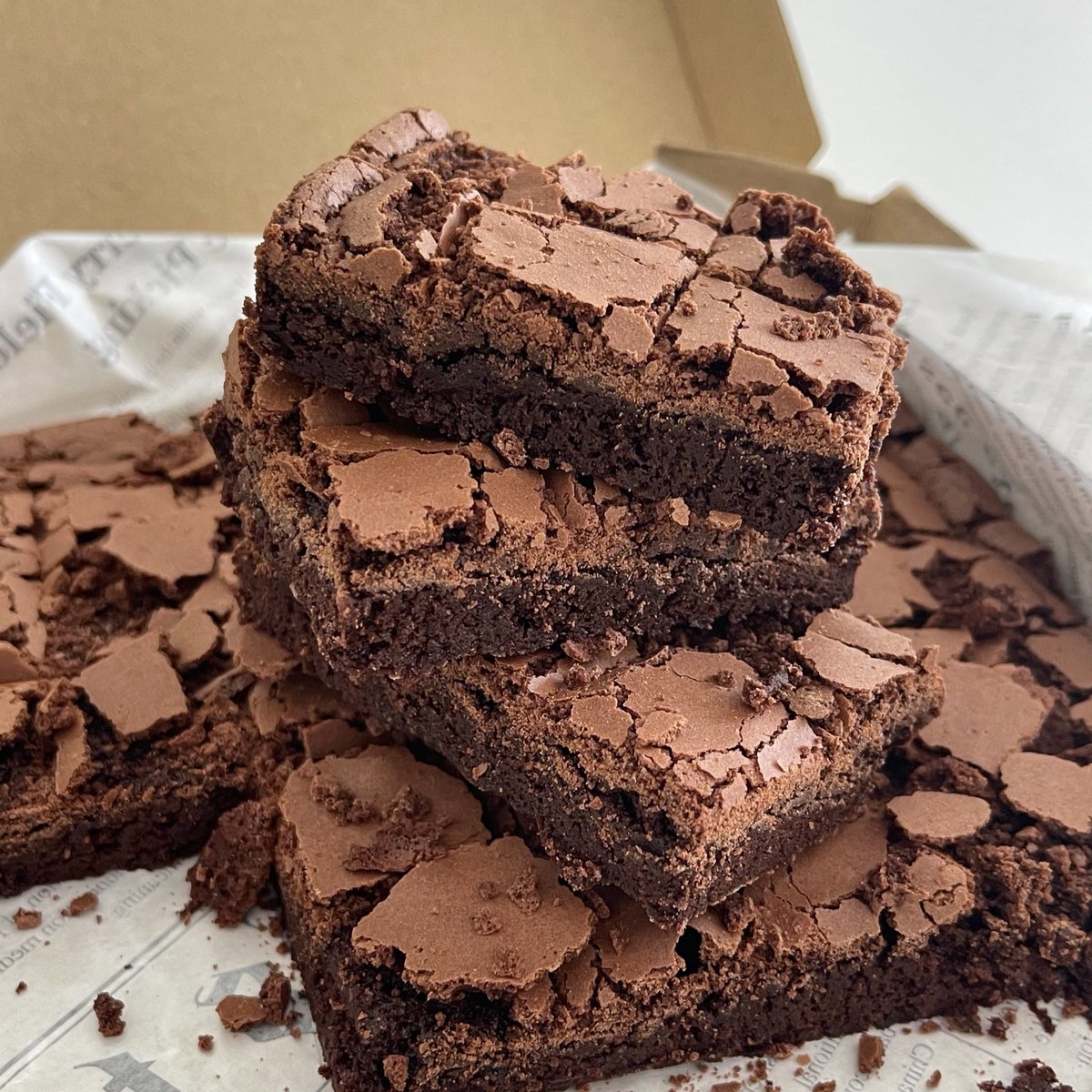 sfkkfs_'s tweet photo. บราวนี่ถาดละ 100 แต่ความอร่อยคือที่สุดด เข้มข้น ไม่หวานตัดขา กุงงมาก เค้าได้กำไรไหม ขายโคตรถูก5555555 https://t.co/qait1u2EDB