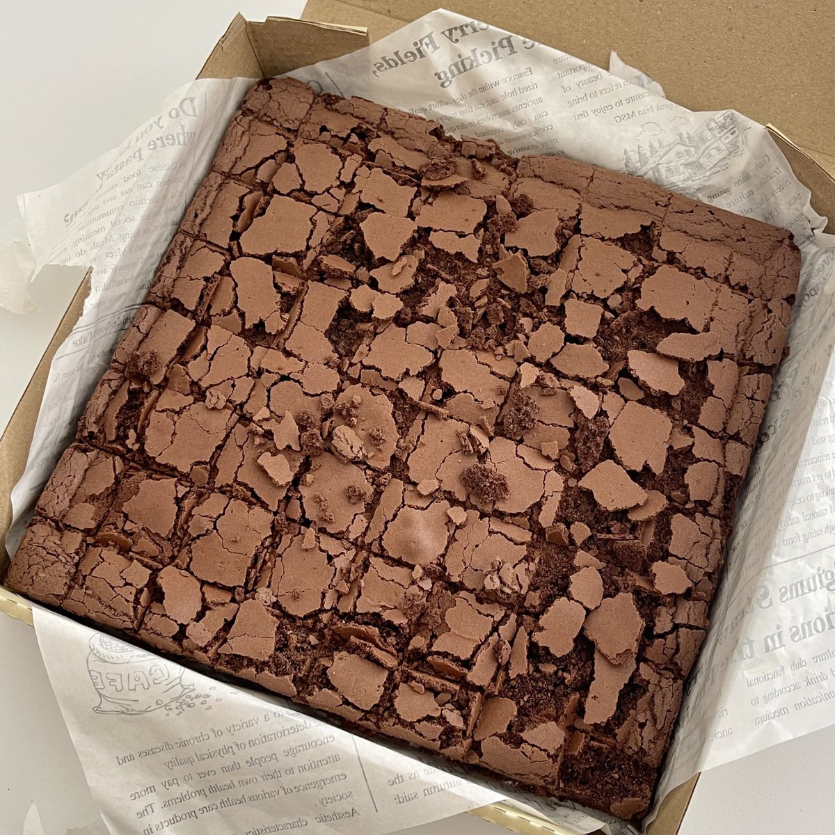 sfkkfs_'s tweet photo. บราวนี่ถาดละ 100 แต่ความอร่อยคือที่สุดด เข้มข้น ไม่หวานตัดขา กุงงมาก เค้าได้กำไรไหม ขายโคตรถูก5555555 https://t.co/qait1u2EDB