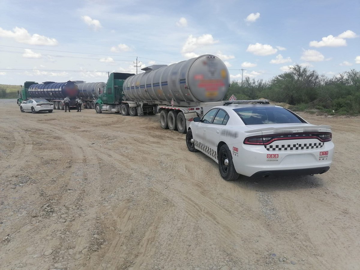 En #NuevoLeón, la #GuardiaNacional detuvo a los operadores de tres tractocamiones, con semirremolque tipo tanque, los cuales estaban cargados con un total de 140 mil litros de combustible de aparente procedencia ilícita. Trabajamos para recuperar los bienes de la nación.