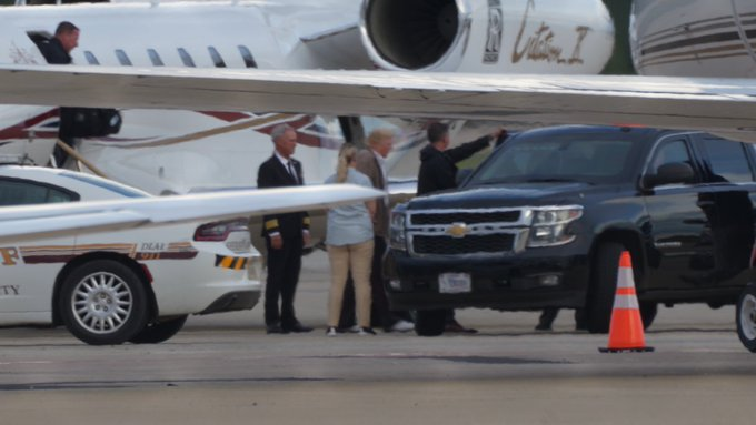 What we know l 🧵
- Trump landed at Dulles tonight
- Quickly deplaned alone wearing what looks like golf shoes, an open collar shirt and brown jacket
- Immediately entered an SUV 
- license plates are USG <a href="/gtconway3d/">George Conway ⚖️🇺🇸</a>
- plates possibly DHS <a href="/AndrewFeinberg/">Andrew Feinberg</a>
