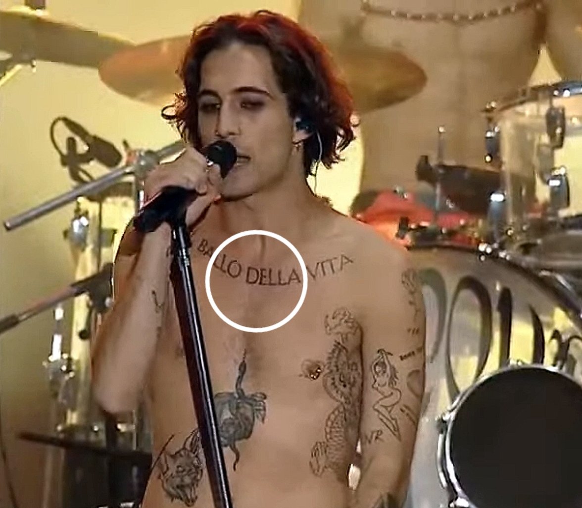 aneskin_'s tweet photo. But damiano also lost his necklace in the crowd 💔 #damianodavid #maneskin #maneskinargentina https://t.co/k0shOJL8sZ