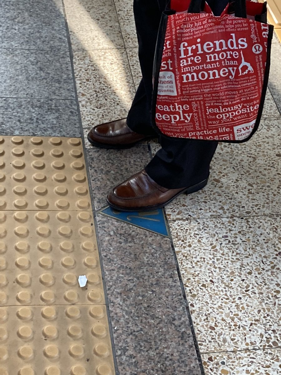 '구두를 보면 사람을 알 수 있다' 이 문장에 대해 성철이형에게 물어보았다. 형은 지하철에서 만난 어떤 할아버지의 구두 사진을 보내 주었고, 나는 바로 이해가 되었다. 정말 아름다운 구두였다. '잘익은 가죽에 소중히 신은 구두' 나만 보기 아까운 이런 형의 시선을 더욱 많은 사람들과 나누고 싶다