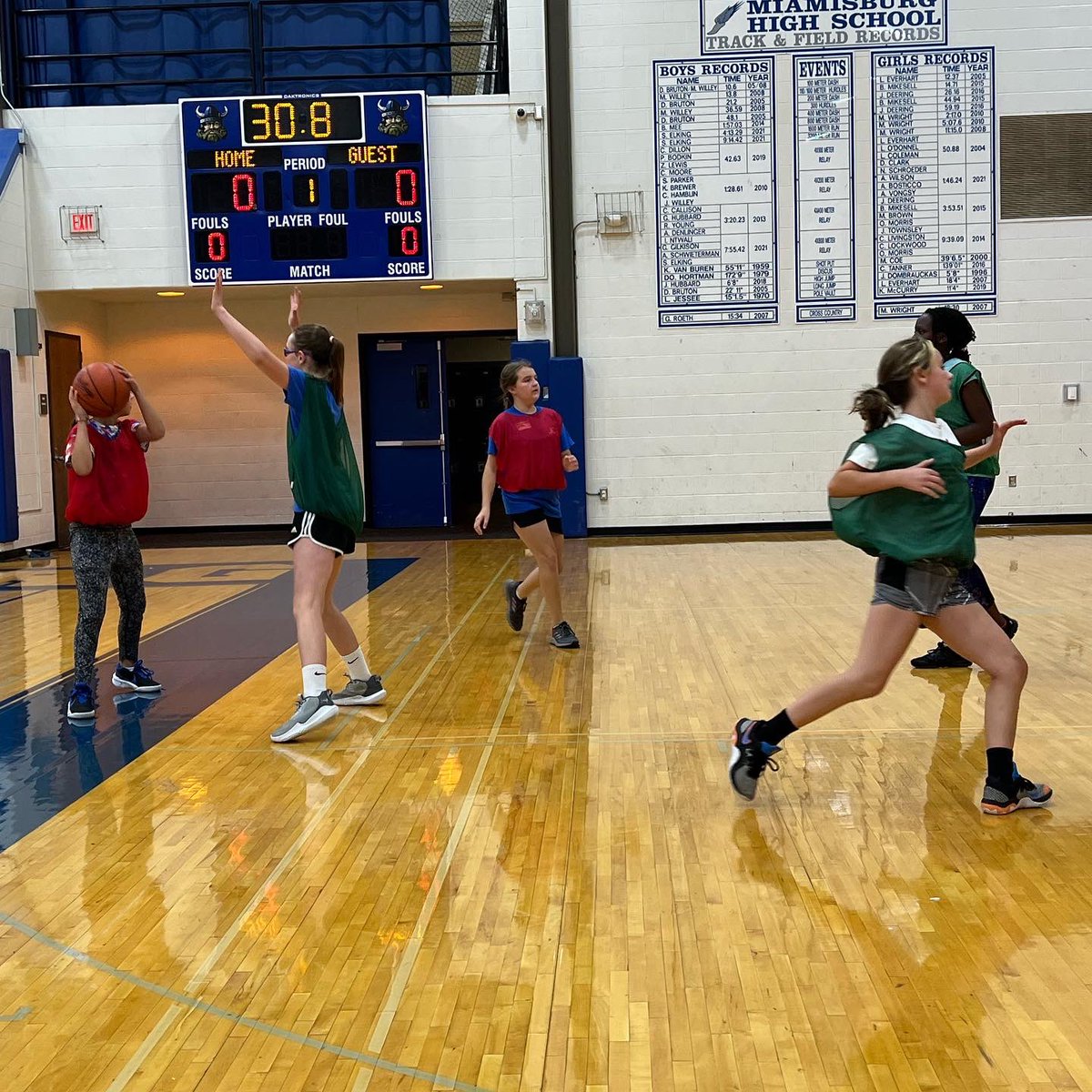 aJaynes2's tweet photo. 127 GIRLS in grades 3-8 came out to our FIRST basketball Fall League Workout! 

Proud of all of the players that came out and either tried something new or continued to fine tune their skills as Queens of the Court! https://t.co/65vpL162GH