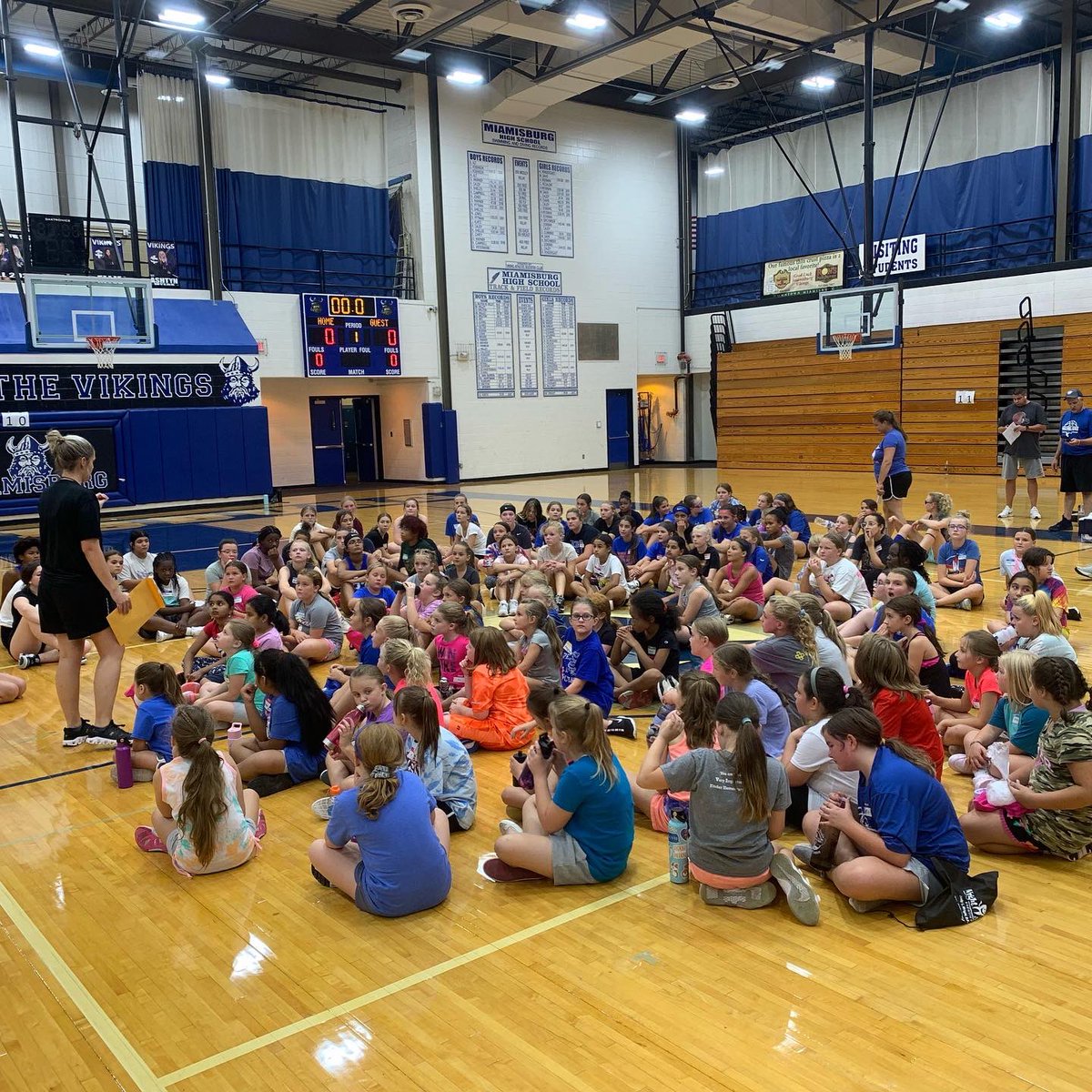 aJaynes2's tweet photo. 127 GIRLS in grades 3-8 came out to our FIRST basketball Fall League Workout! 

Proud of all of the players that came out and either tried something new or continued to fine tune their skills as Queens of the Court! https://t.co/65vpL162GH