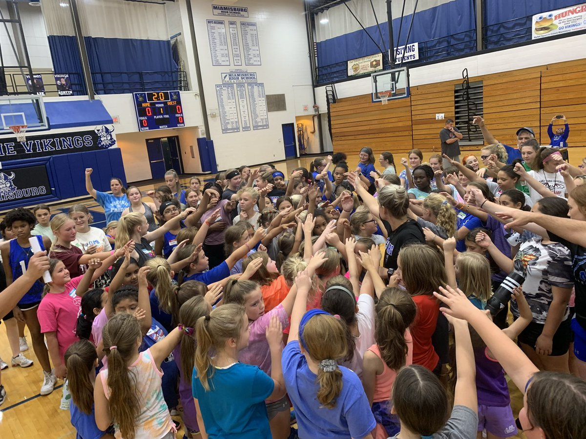 aJaynes2's tweet photo. 127 GIRLS in grades 3-8 came out to our FIRST basketball Fall League Workout! 

Proud of all of the players that came out and either tried something new or continued to fine tune their skills as Queens of the Court! https://t.co/65vpL162GH
