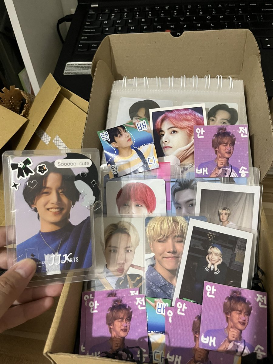 _aintmyg's tweet photo. ANG BINILI KO BUNGISNGIS KOO AT PROOFS NRPCs LANG. BAT ANG DUMATING SAKIN ISANG BUONG COLL NA 😭😭 SHET KILIG NA KILIG AKO HABANG NAGUUNBOX PARA AKONG BUMILI NG SURPRISE PACKAGE ANDAMI OFFICIAL???? GANTO KA BA MAGFREEBIES ANO PA BA BENTA MO VEBS BUY KO NA #mailsfromsun https://t.co/o3YMiSm1XN