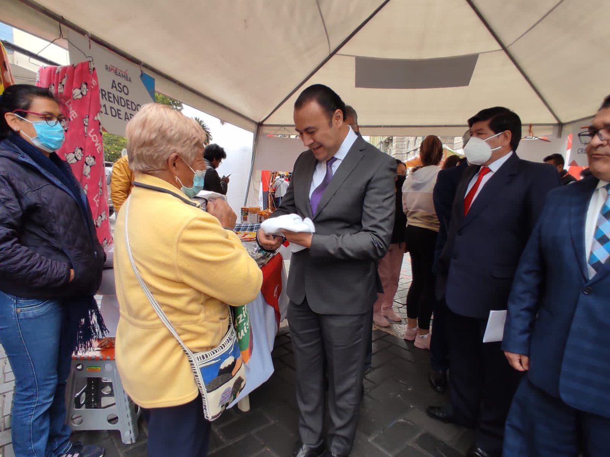MuniRiobamba's tweet photo. Participamos en la Feria de Emprendimientos organizada por #DíaDeLaRepública alrededor de 60 expositores que pertenecen a los proyectos de #PlazaVida #EmprendeRiobamba #ComercioJusto más #Emapar #Emmpa y de nuestros centros ocupacionales https://t.co/KiYlw2I8yY
