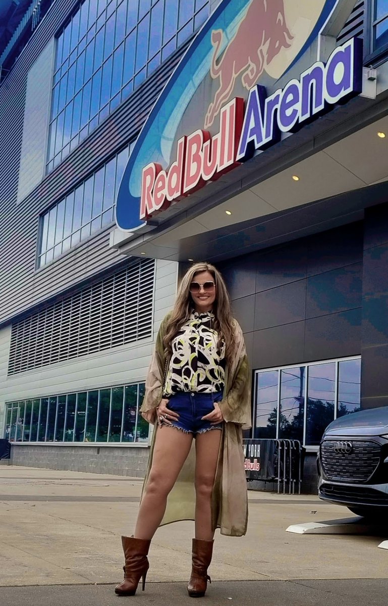 El New York Red Bull, el equipo de fútbol de la gran manzana y uno de los más importantes de los Estados Unidos 🇺🇸 Alegría y pasión 💕 <a href="/RedBullArena/">chopper</a>   #aura #auracristinageithner #NewYork #happy #smile #lifestyle #estadio #redbullarena  #comunidadlatina #USA #Mexico #Colombia