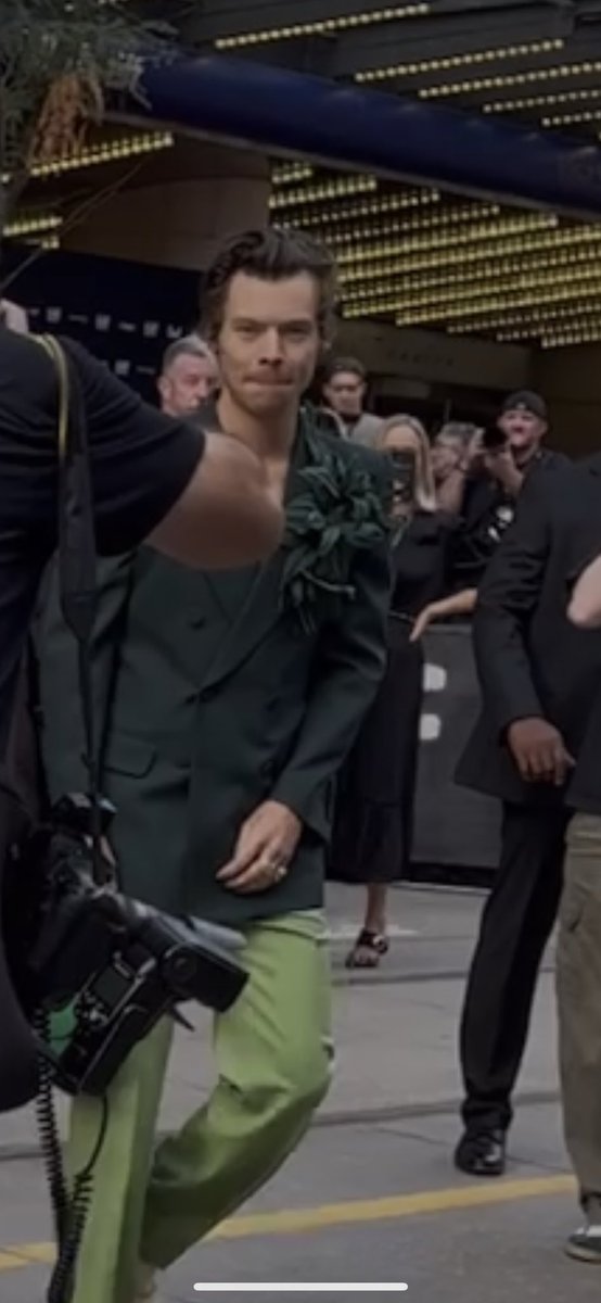 FROYOSHIRE's tweet photo. STOP IM CRYING KT JSUT REALLY LOOKS LIKE HES LOOKING AT ME SO IM GOING TO SAY HES DEFINITELY LOOKING AT ME THANK YOU https://t.co/6ltGuqzgJe