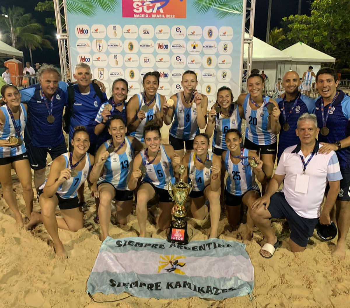 KamikazesBH's tweet photo. Ganarle a Brasil en su casa y traerse el título continental...

De algún lado nos suena 😜🇦🇷🏆

¡Felicitaciones 🥳! https://t.co/PCUpdJ7zeG