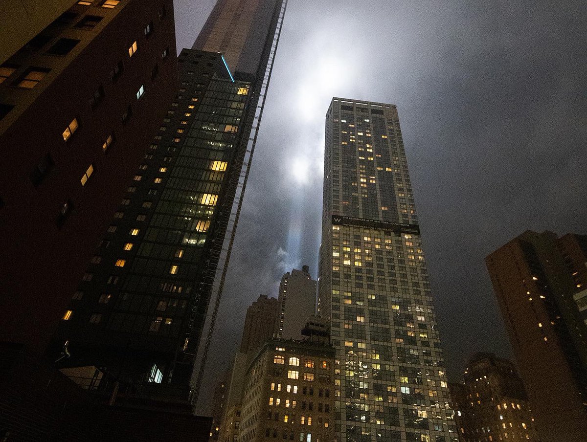 FDNY's tweet image. New Yorkers and visitors to our great city gather as the #FDNY Emerald Society Pipes and Drums band honors those who made the Supreme Sacrifice 21 years ago at their annual sunset tribute at FDNY #Engine10 and #Ladder10 #NeverForget Read more: bit.ly/3RVlY5H