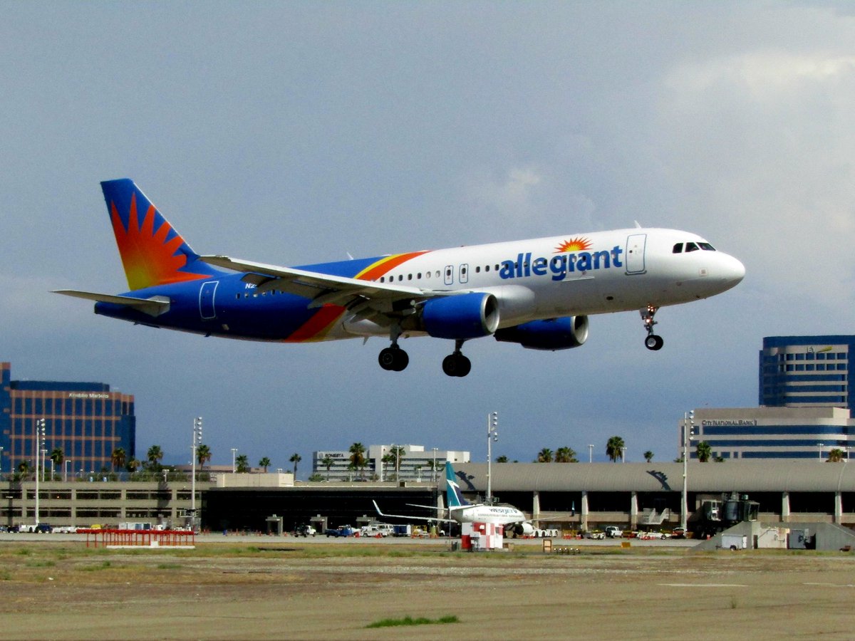 davidhcrocker's tweet photo. I've been taking an on-line #photo #composition course. The instructor talks about #balancing a photo. So I tried to this today with some shots @JohnWayneAir, balancing the #airplanes between the two buildings. @AlaskaAir @Allegiant #FrontierAir @SouthwestAir #avgeek https://t.co/9pWUbGH0sq