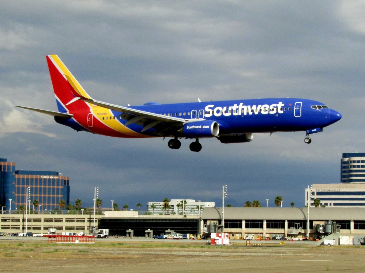 davidhcrocker's tweet photo. I've been taking an on-line #photo #composition course. The instructor talks about #balancing a photo. So I tried to this today with some shots @JohnWayneAir, balancing the #airplanes between the two buildings. @AlaskaAir @Allegiant #FrontierAir @SouthwestAir #avgeek https://t.co/9pWUbGH0sq