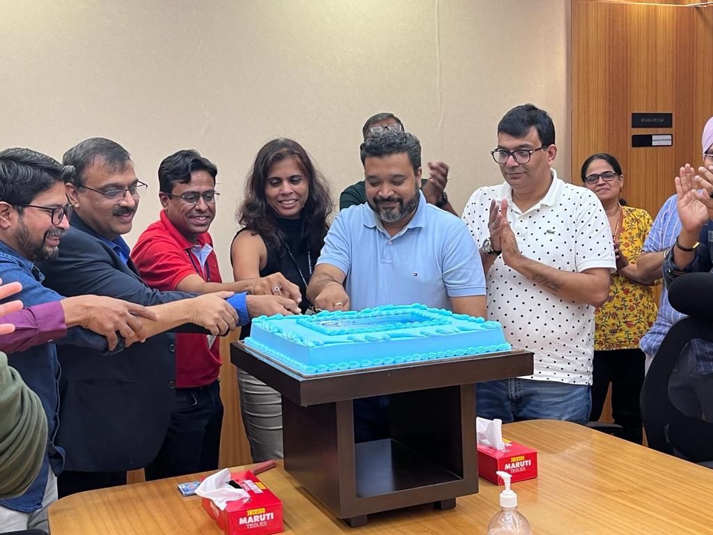 Deepak14916752's tweet photo. We have grown..! A small glimpse of the 3 million (DMAT) milestone celebration.Thanks to our clients for their trust on SBIcap Sec. We have added last one million in 13 months. We value the investor’s trust on us and stay committed to strengthen our relationship. #sbi https://t.co/IuvKeWMAOX