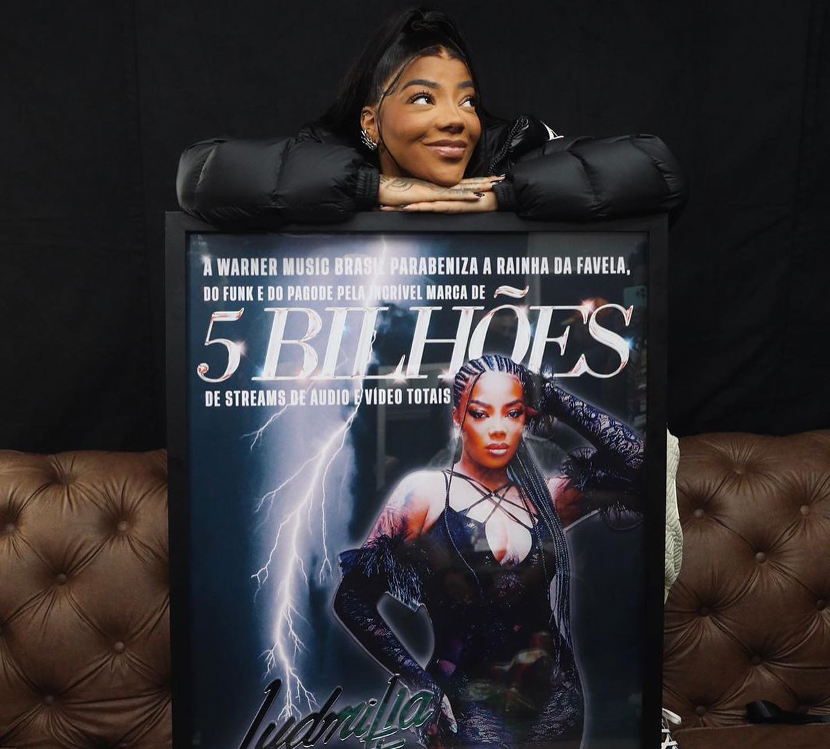 SquadBrumilla's tweet photo. Rainha!!! Ludmilla recebendo homenagem da Warner por ter alcançado a marca de 5 Bilhões de streams 👑♥️ https://t.co/k4Hun8MvU2