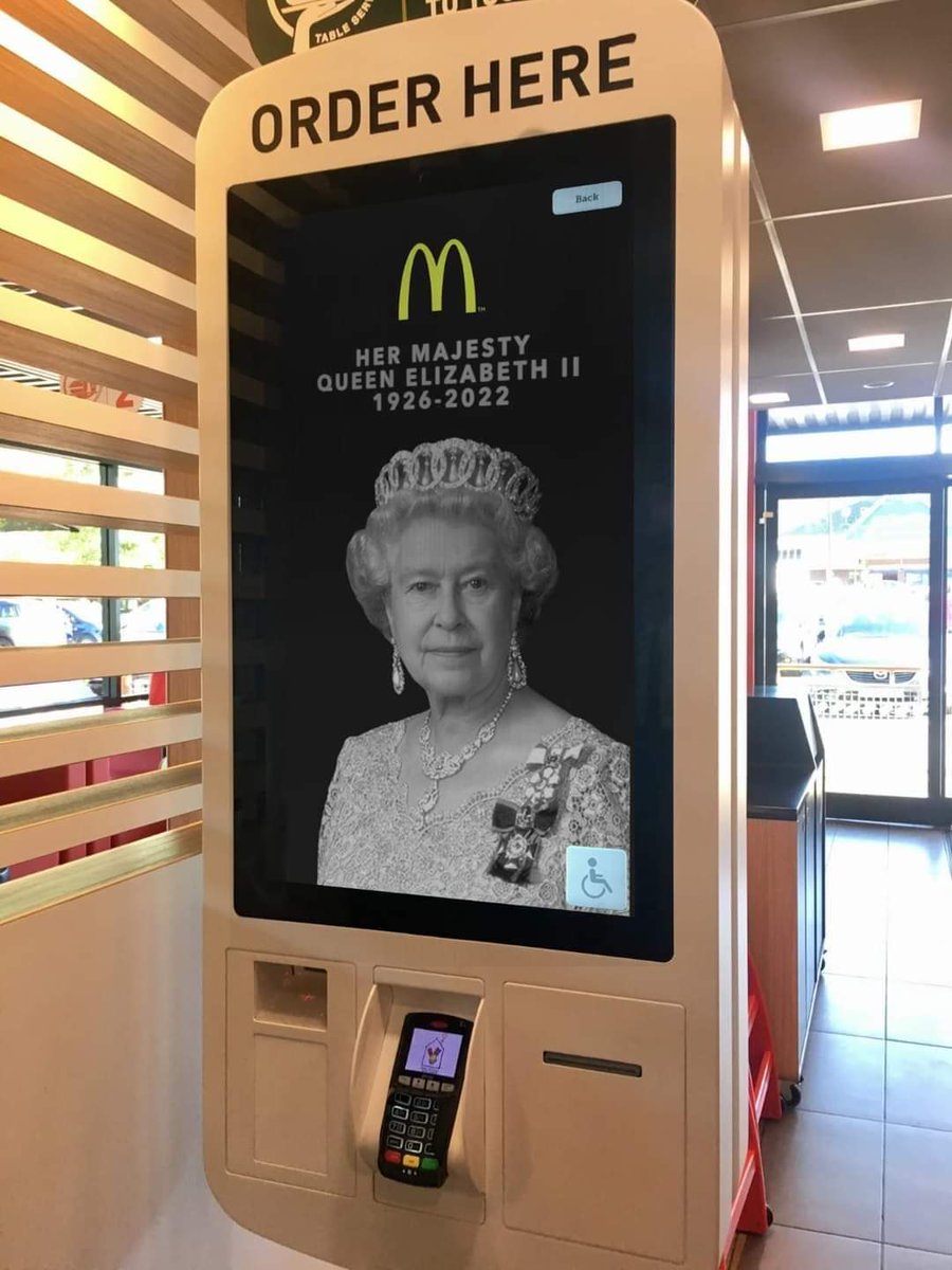 TweetLenin's tweet photo. Capitalist monarchy propaganda
#QueenElizabeth #Coloniser https://t.co/9tfYOFd44R