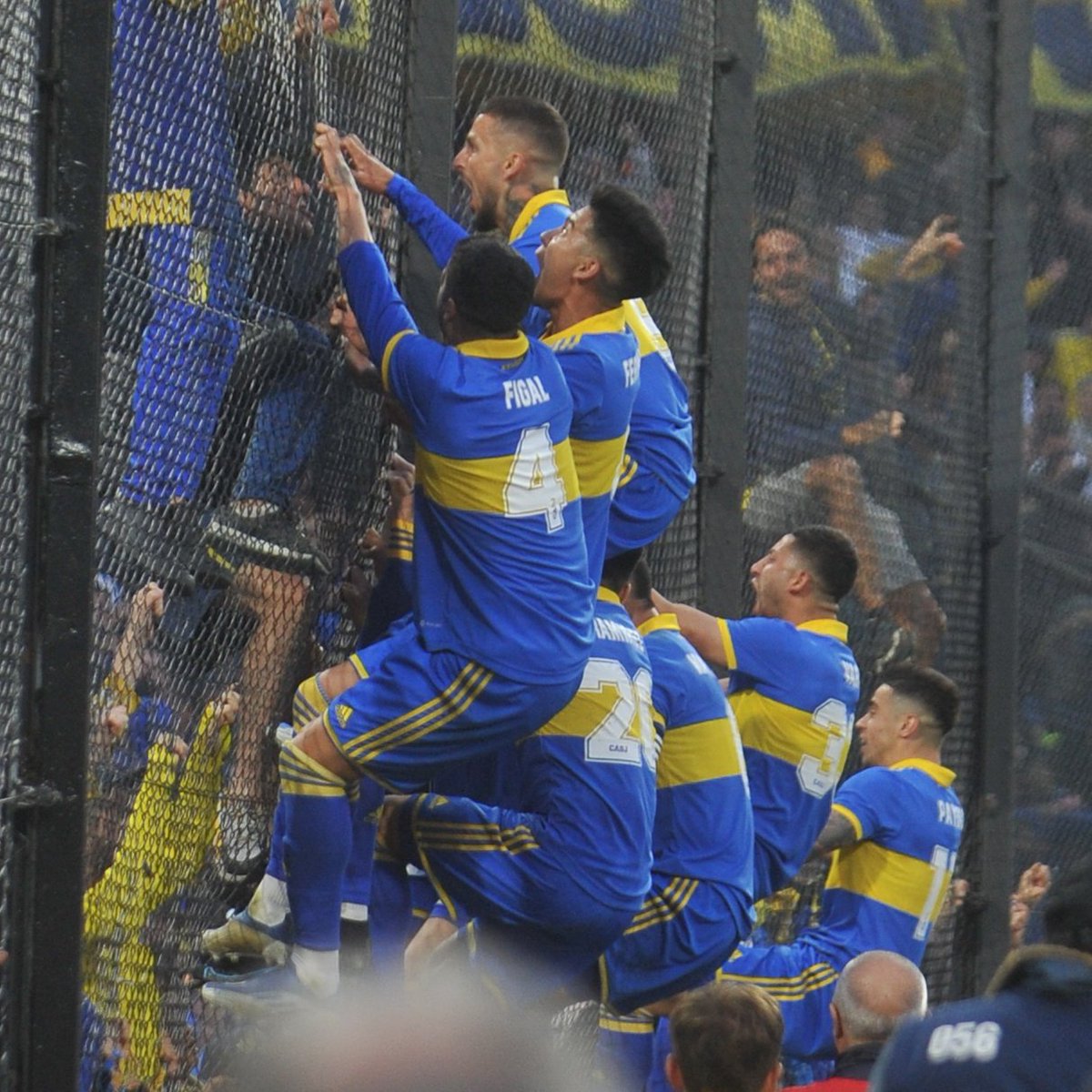 _BeFootball's tweet photo. La célébration de Dario Benedetto 🔥🔥 https://t.co/1VEgQ6wutY