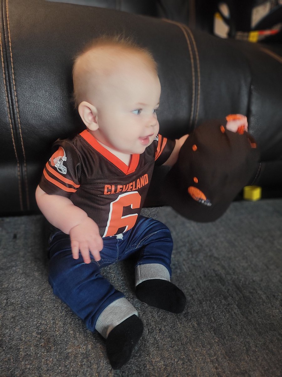 BrettSiglow's tweet photo. @CLEsportsTalk Just saying, my man definitely could use a new jersey 😅🤣😂 https://t.co/89zaX3NYPo