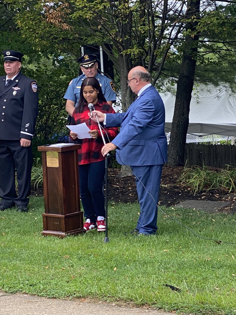 rbmsROCKETS's tweet photo. Thank you RB Parks and Recreation for facilitating a touching tribute to those that gave the ultimate sacrifice on 9/11/2001 and after. Ty to our RBMS 8th grader for participating in the ceremony by sharing a poem. We will never forget. @RedBankSup @DreamBigRB @RbmsVp #RBBisBIA https://t.co/5vs02dl442
