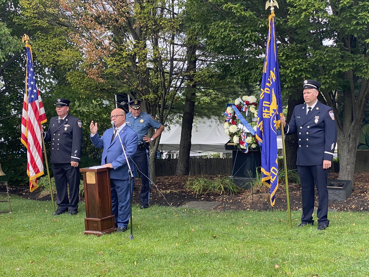 rbmsROCKETS's tweet photo. Thank you RB Parks and Recreation for facilitating a touching tribute to those that gave the ultimate sacrifice on 9/11/2001 and after. Ty to our RBMS 8th grader for participating in the ceremony by sharing a poem. We will never forget. @RedBankSup @DreamBigRB @RbmsVp #RBBisBIA https://t.co/5vs02dl442