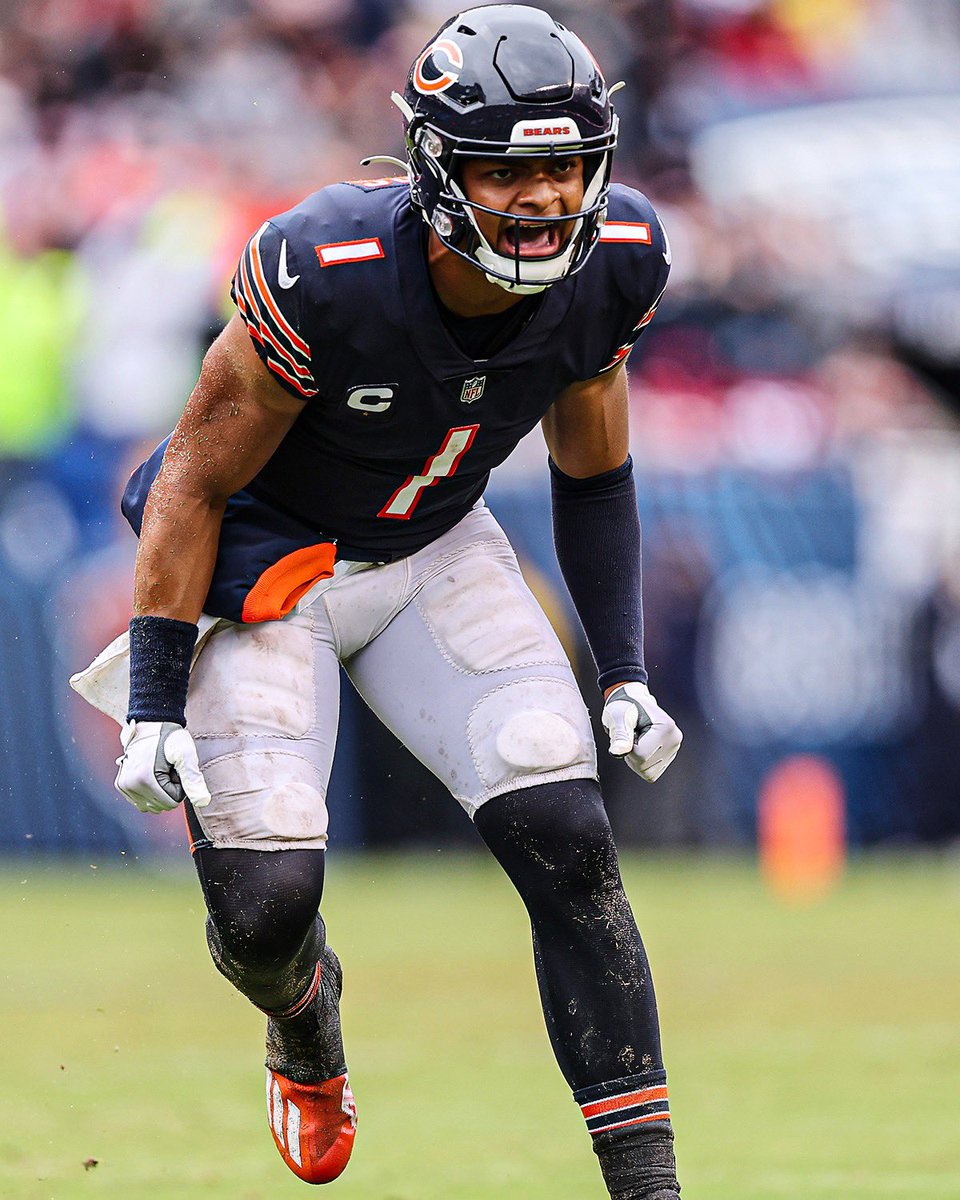 SNFonNBC's tweet photo. A little rain didn’t bother Justin Fields and #DaBears. https://t.co/zTR4d0uqsI