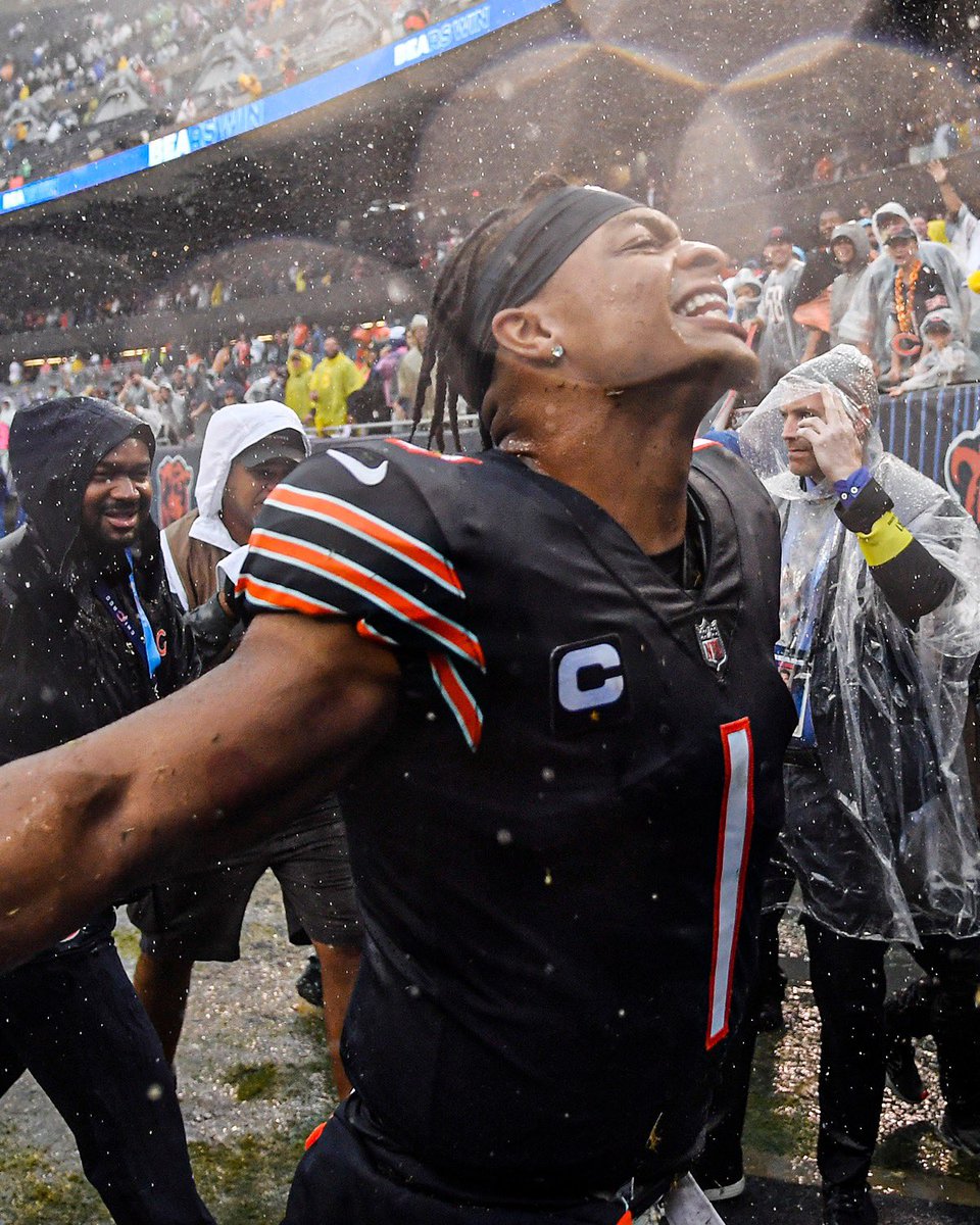 SNFonNBC's tweet photo. A little rain didn’t bother Justin Fields and #DaBears. https://t.co/zTR4d0uqsI