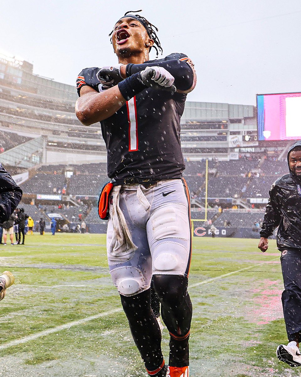 SNFonNBC's tweet photo. A little rain didn’t bother Justin Fields and #DaBears. https://t.co/zTR4d0uqsI