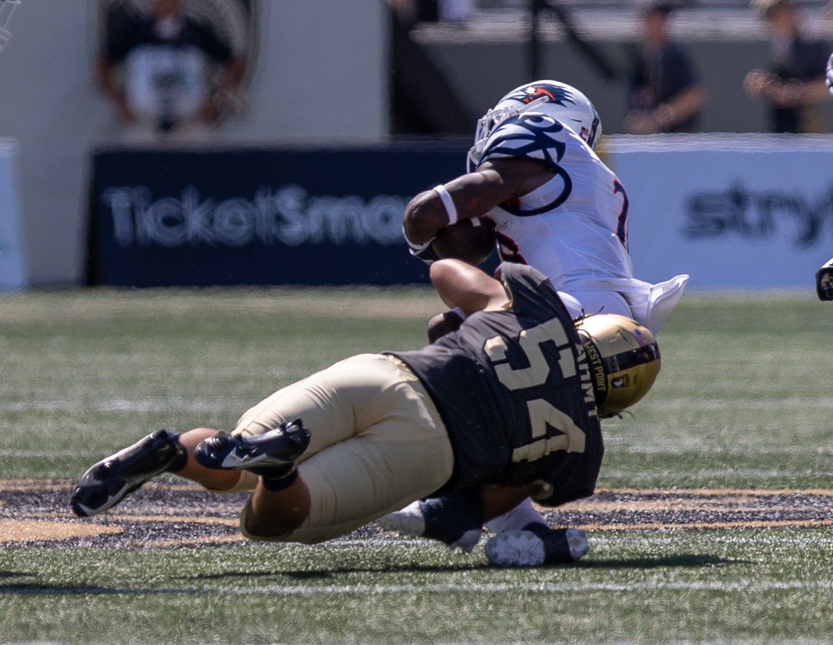 BKKnightNation's tweet photo. PHOTO: Linebacker Cam O’Gara notched his first career sack vs. UTSA #ArmyFootball 

📸 @lynnfernphotog https://t.co/MMRQY2Jwhv