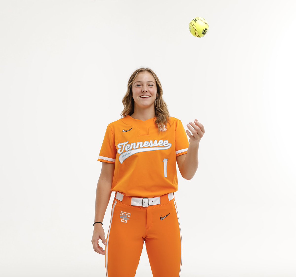 emmaclarke_13's tweet photo. I am super excited and blessed to announce that I will be furthering my academic and athletic career at the University of Tennessee. I want to thank God, all of my coaches, teammates, friends and family for all of the endless love and support throughout this journey. GO VOLS🧡 https://t.co/7ZyFv2uuvS