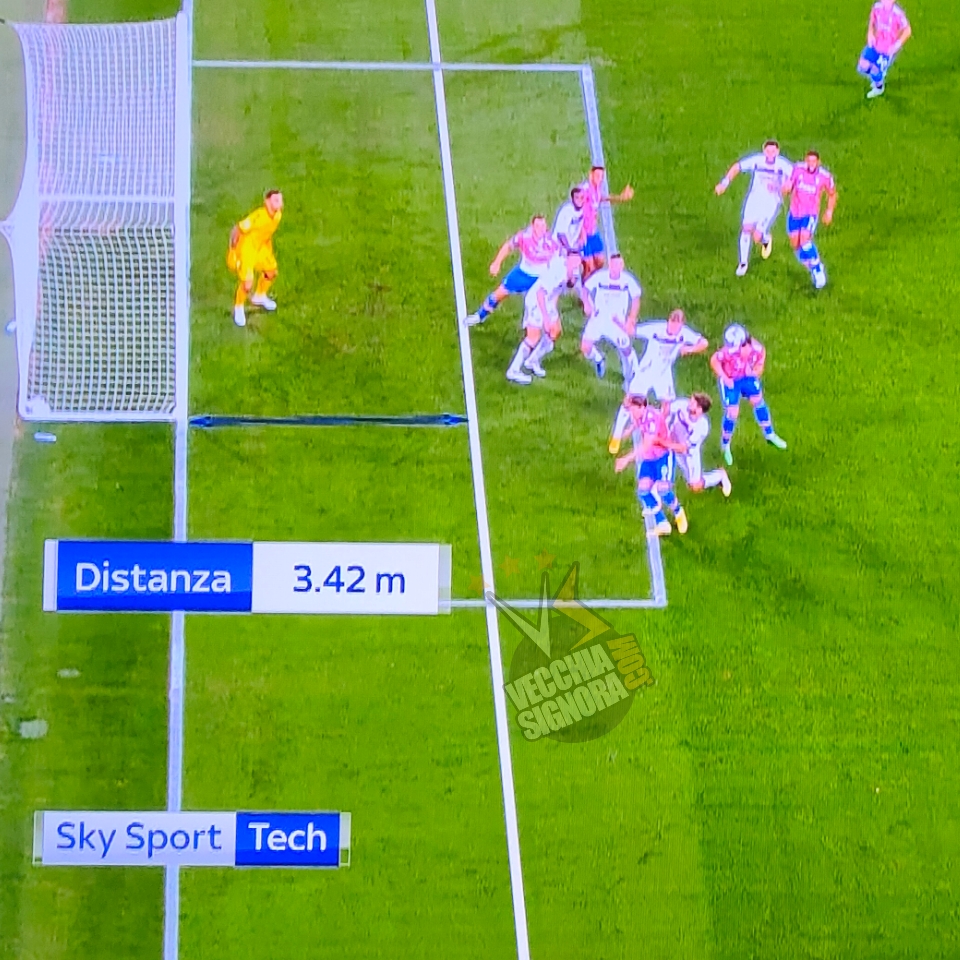 forumJuventus's tweet photo. CLAMOROSO! Sky Sport Tech misura le distanze e conferma quanto avevamo già detto nel nostro tweet: #Bonucci era tenuto in gioco da #Candreva di mezzo metro!!! Due errori INACCETTABILI nella stessa azione! Due punti sottratti alla #Juve stasera! #JuveSalernitana #Marcenaro #Banti https://t.co/u8JLlvONj4