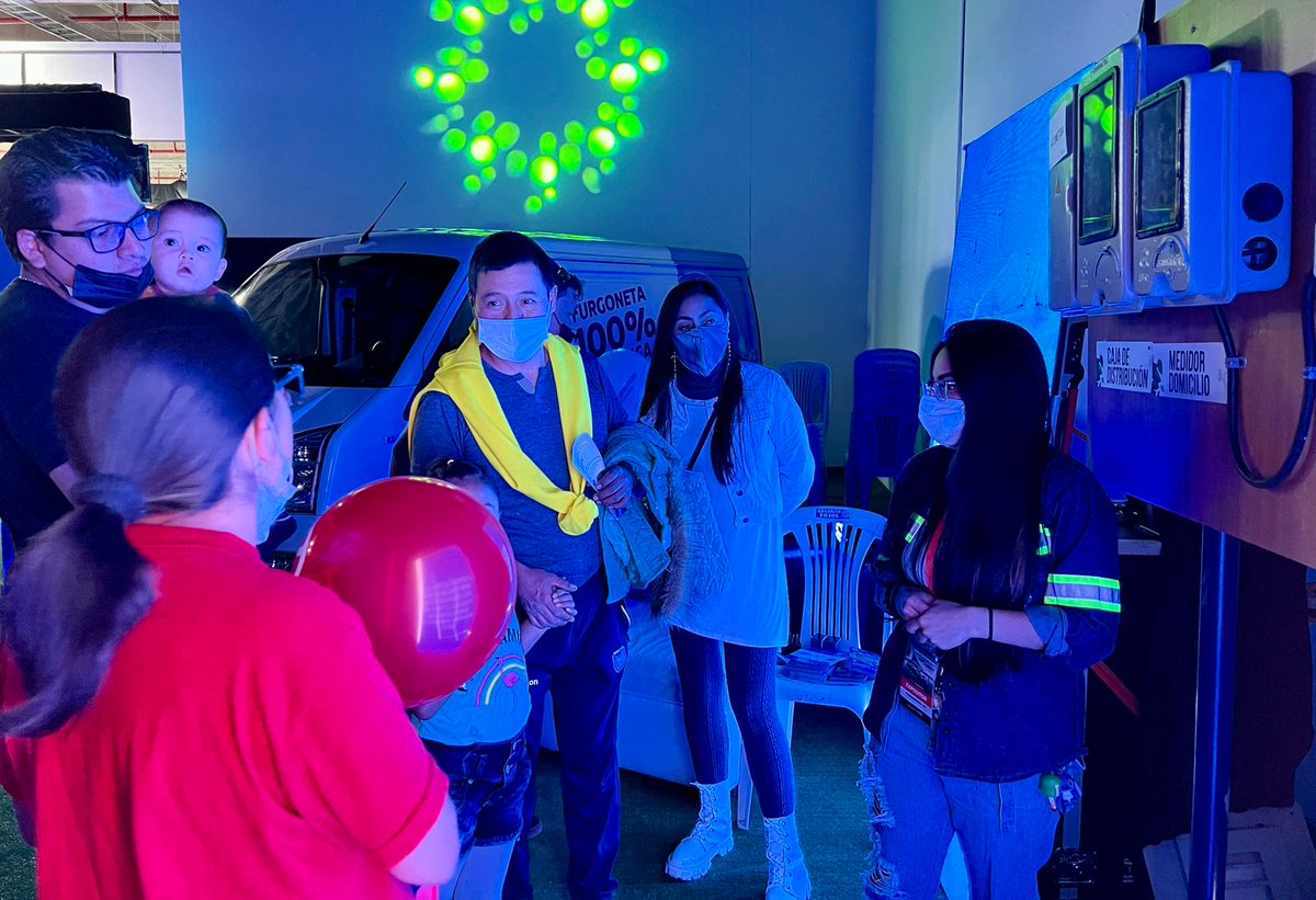 ElectricaQuito's tweet photo. La @ElectricaQuito despeja todas las dudas de los asistentes al stand #ElectromovilidadEEQ sobre la instalación del medidor de carga lenta en casa para quienes tienen vehículos eléctricos.

Feria #Automundo2022.

#EEQsiempreJuntoAti https://t.co/Qnn9T8DRfZ