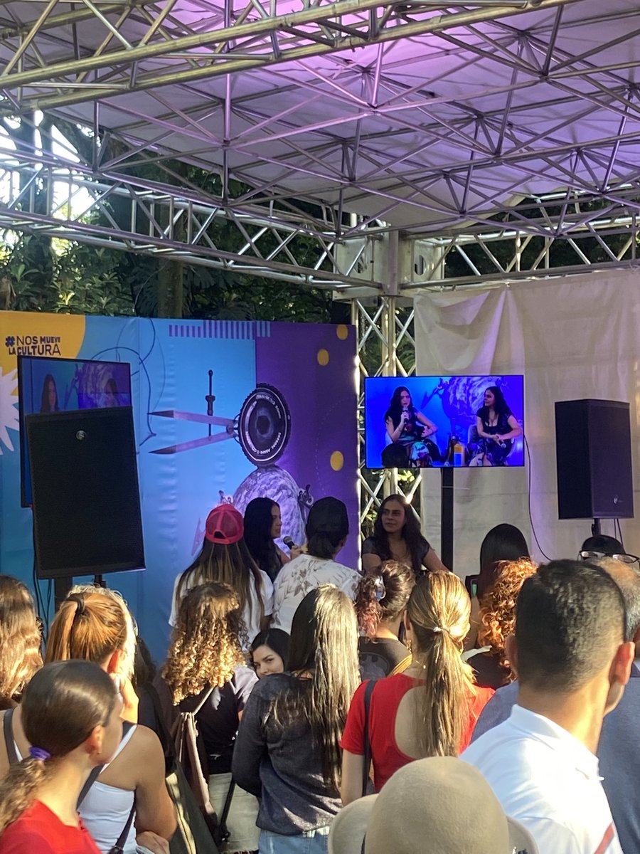 katthrm's tweet photo. Feria del libro @VanessaRosales_ https://t.co/hGw36uDsMI