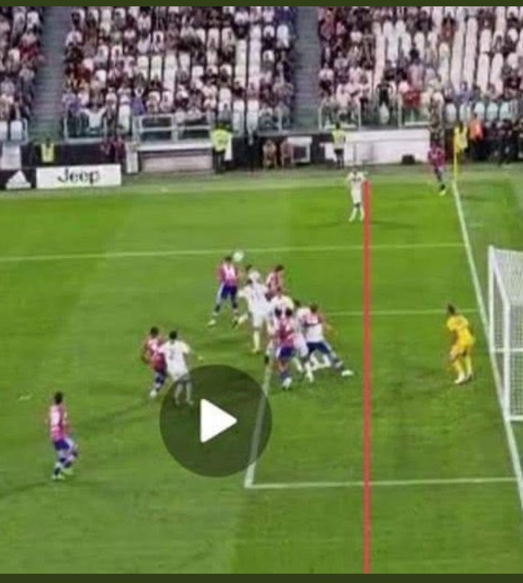 chiesaalcentro's tweet photo. @Alex_Cavasinni Te lo spiego io, non solo Bonucci è ininfluente, ma anche lo fosse non sarebbe nemmeno fuorigioco. Per una roba del genere voi vi dareste fuoco in mezzo al campo. Se non lo capisci è perché sei interista. https://t.co/7hGpVB0QrF