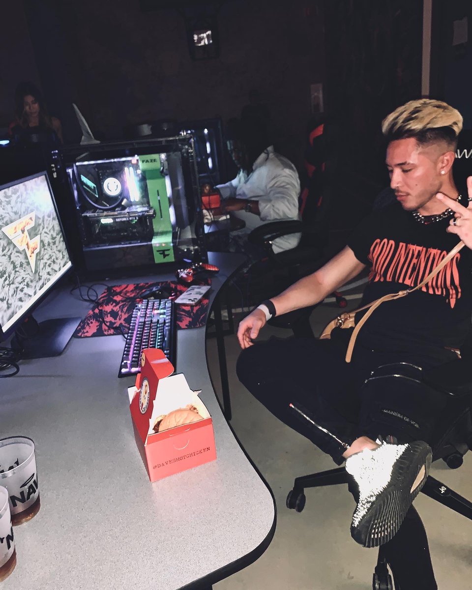 LiuDynastyMMA's tweet photo. Attended @beatsbynav’s “Demons Protected by Angels” album release party this weekend at the @FaZeClan HQ! What is life?! ✨🛸
#nav #dpbs #demonsprotectedbyangels #fazeclan https://t.co/Mr2bpShYKh