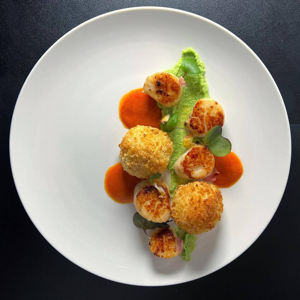 yeocancook's tweet photo. Pan-Seared Scallops, Arancini, Mashed Peas, Red Pepper Coulis, Edible Flowers, Microgreens
#homecooking #scallops #arancini #risottoballs #pansearedscallops #mashedpeas #redpeppercoulis #microgreens #edibleflowers #chefsplateform #chefsofinstagram #che… https://t.co/xC6Q9OATfF https://t.co/p84vA4GHa6