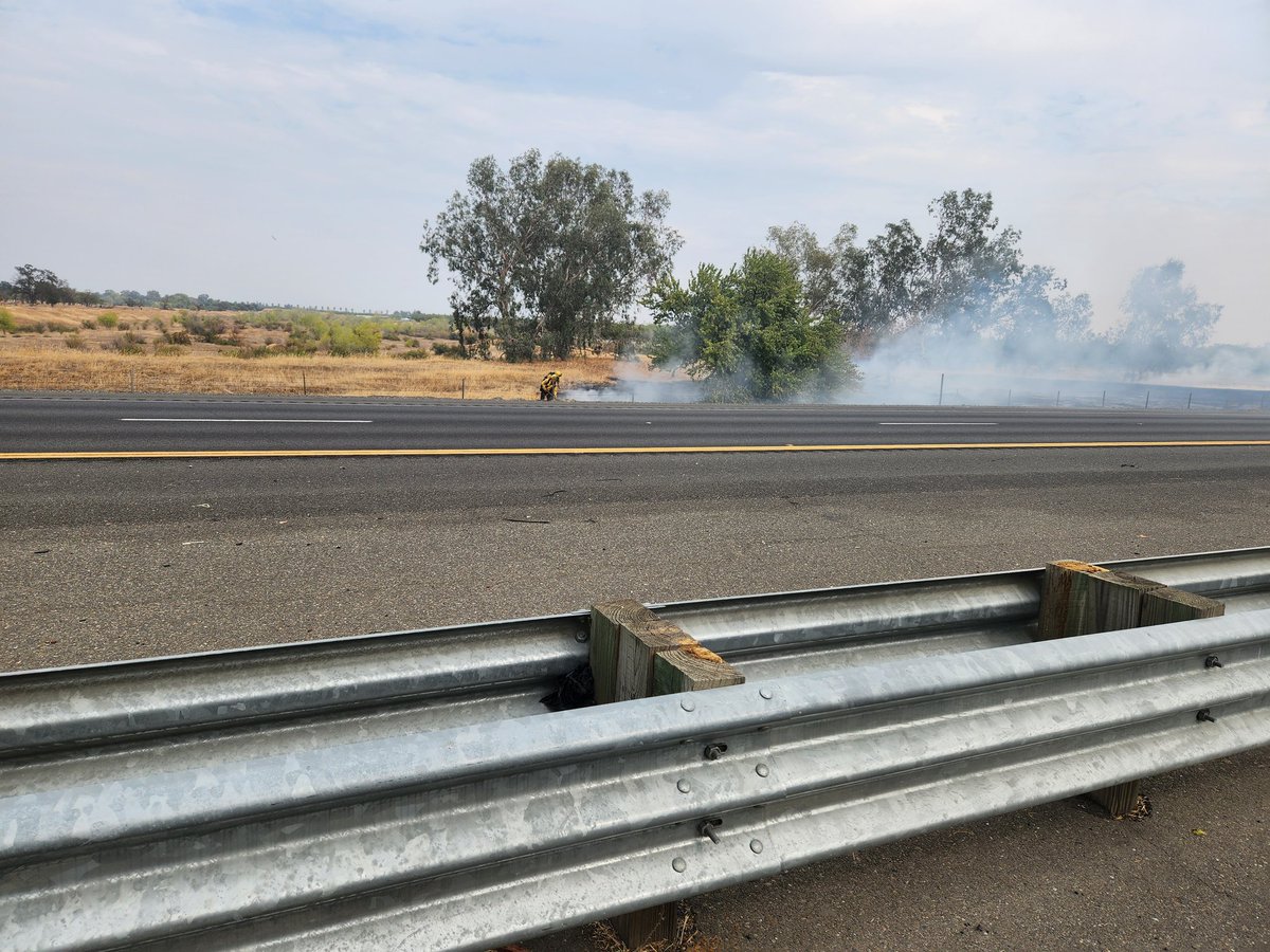 CALFIRETGU's tweet photo. Firefighters are on scene of a 2.5 acre vegetation fire Northbound Interstate 5 and Gyle Rd. #FiveFire #CALFIRETGU2022 https://t.co/z1SjIeswxU