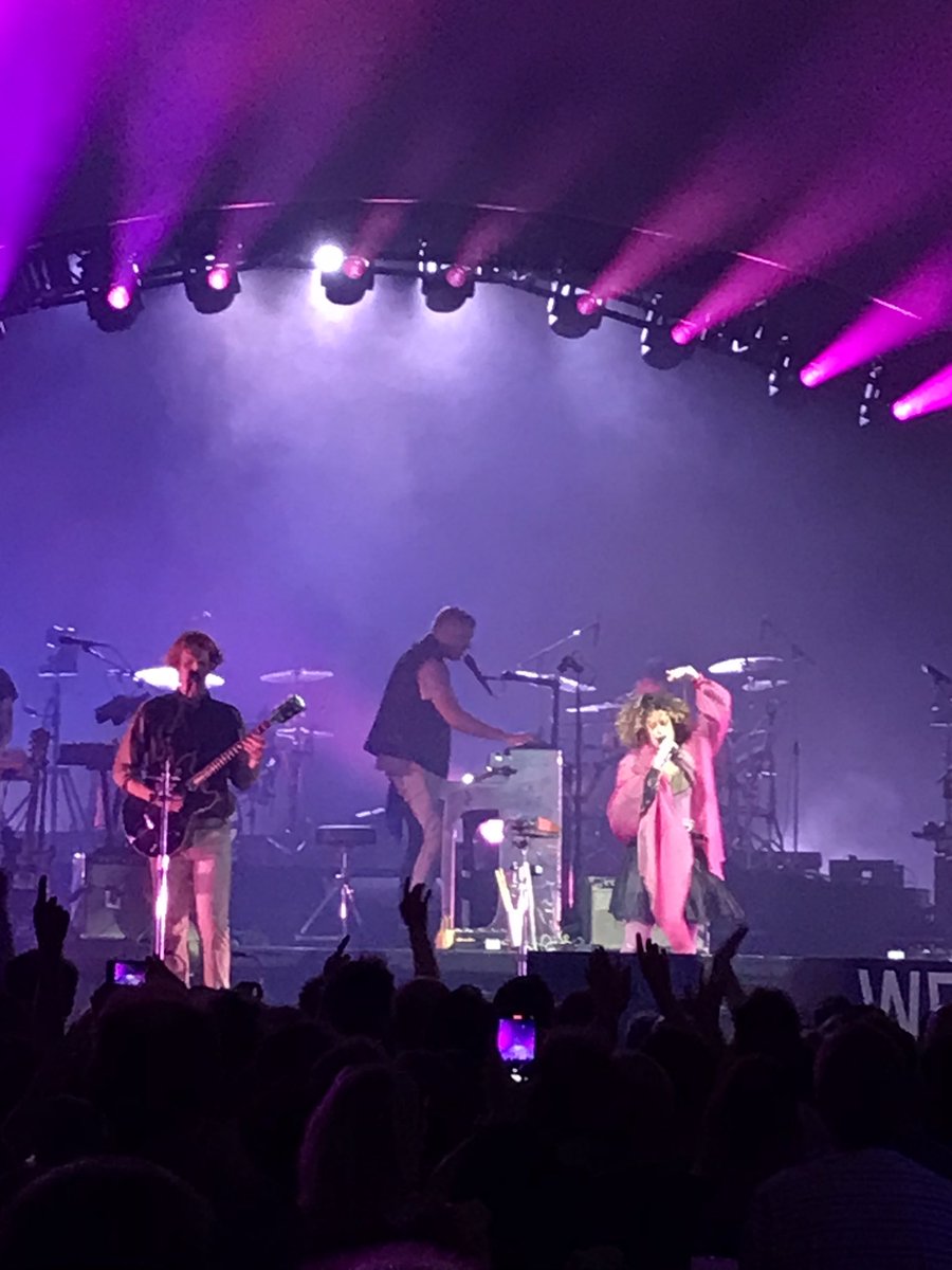 rock_inpop's tweet photo. Un @zenithdelille qui brûlé de mille feux ce soir grâce à @arcadefire #arcadefire enfin le concert lillois qu’on attendait tant, donnant la part belle au petit dernier #we, sans oublier les classiques qui ont forgé la légende sur scène de Win, Régine and co. Un moment inoubliable https://t.co/QeBmk4vuC3