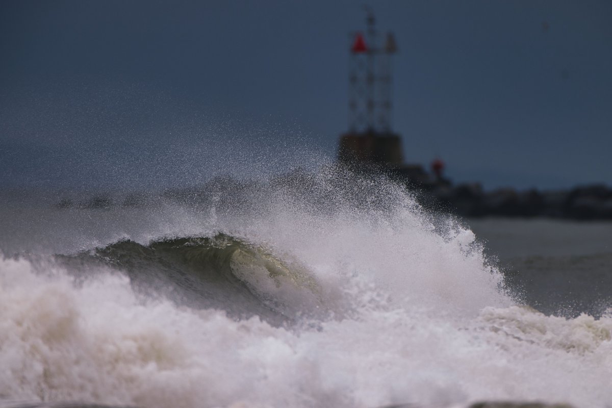 JohnReedPavan's tweet photo. A wave breaking in from of the breakwater at Rockaway Point.
#breakingwave #waves #nature #nps #canonphotography #luminarneo https://t.co/obKABGWBXi