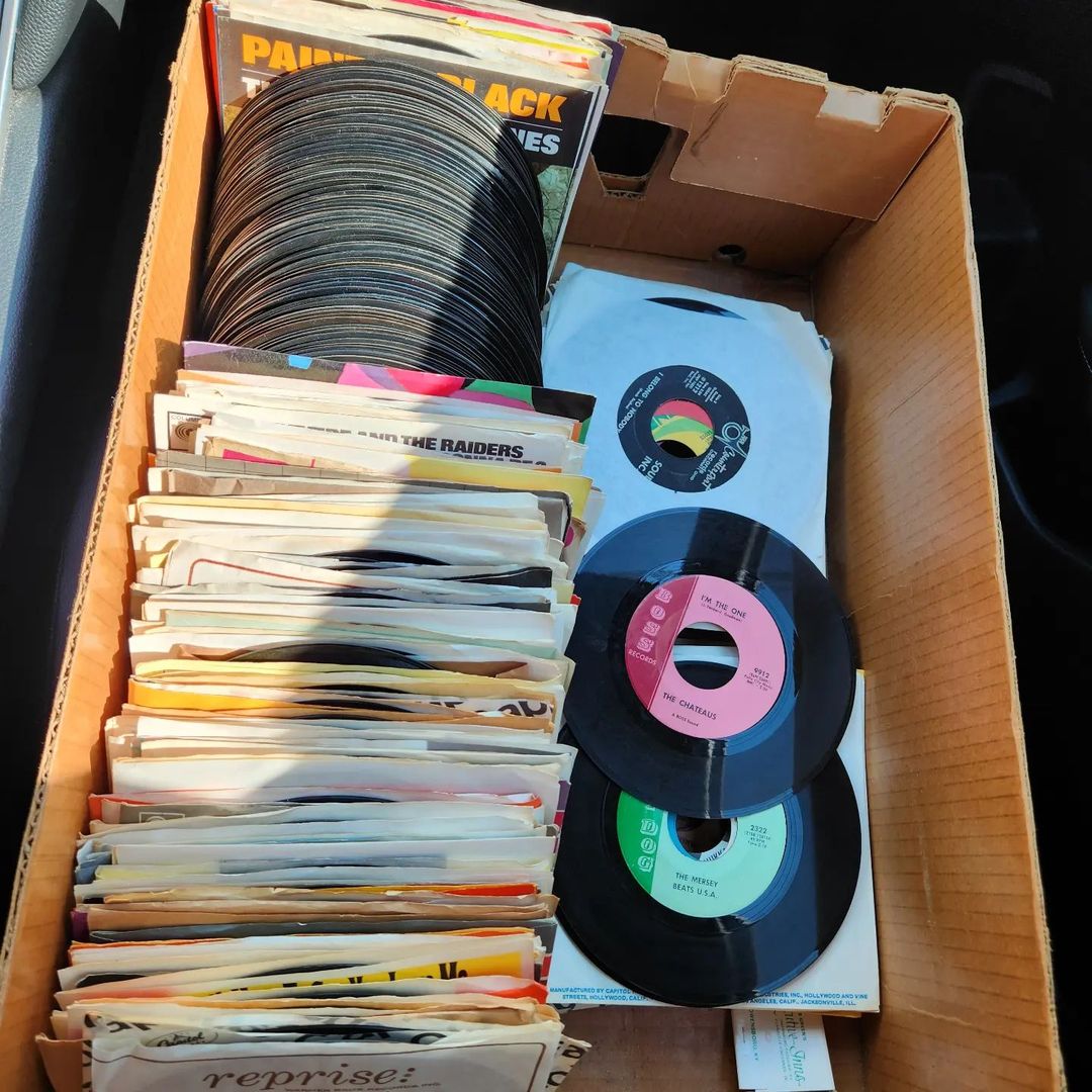 ARTxFM's tweet photo. Fantastic digging day! I'm on my way straight to the studio to play them on #ThatDrivingBeat!
#rare45s #raresoul45s #northernsoul45s #louisville #louisvillemusic #merseybeatsUSA #soulInc #artxfm
Tune in to @artxfm 97.1 FM #WXOX or stream at https://t.co/B8TEoDmWyI! https://t.co/wUDaRjt7Cu